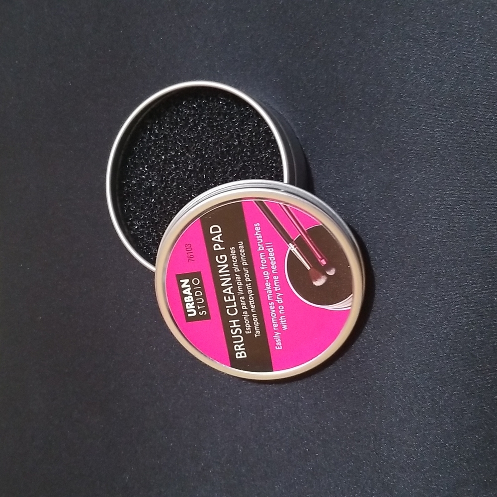 Brush cleaning pad